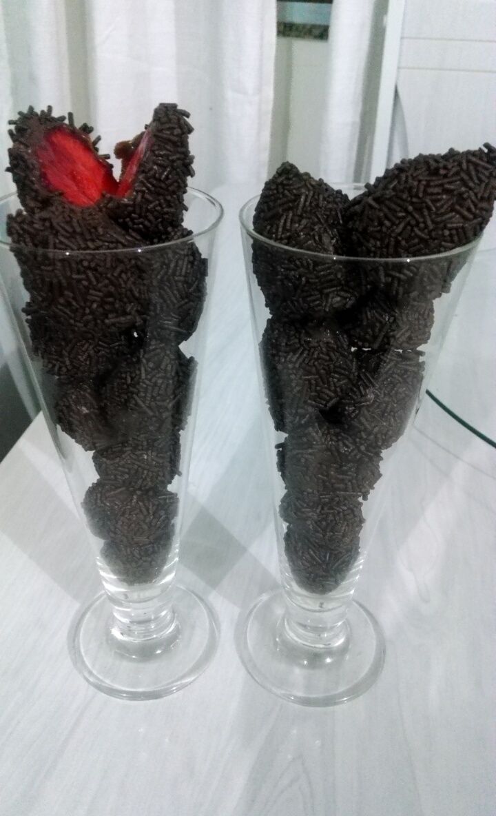 Bombom de brigadeiro com morango