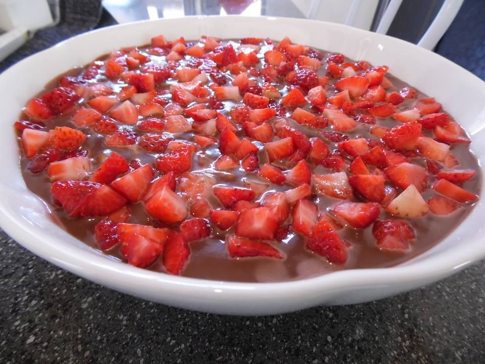 Brigadeiro bicolor com morangos