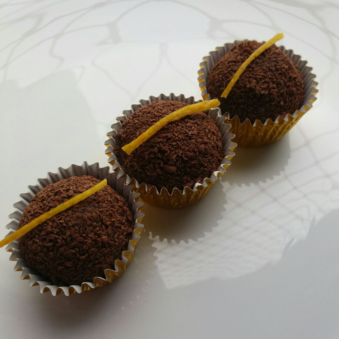 Brigadeiro gourmet de chocolate com laranja