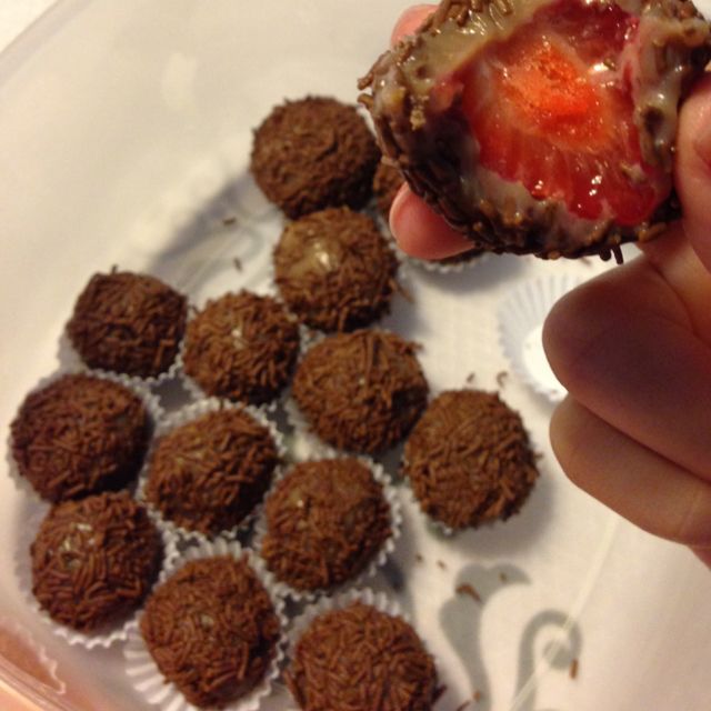 Brigadeiro recheado com morango