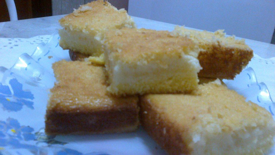 Broa cremosa de fubá com queijo e coco