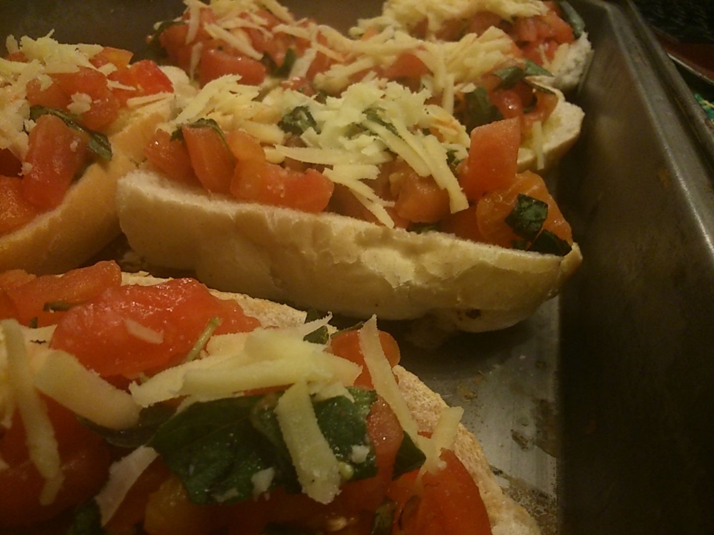 Bruschetta de tomate e manjericão fácil