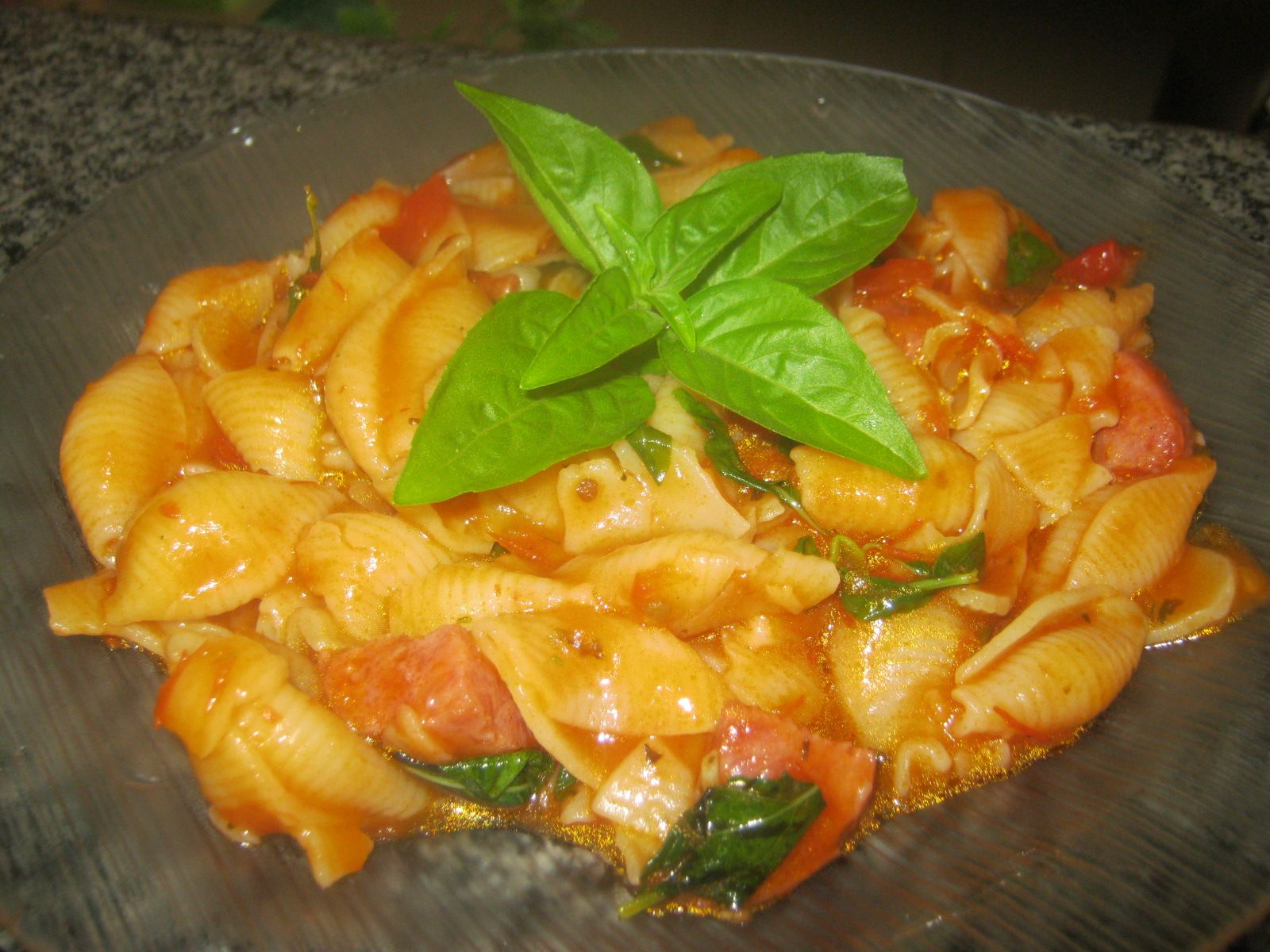 Búzios ao molho de tomate, calabresa e manjericão