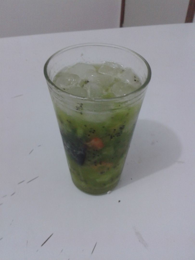 Caipirinha de kiwi com ameixa