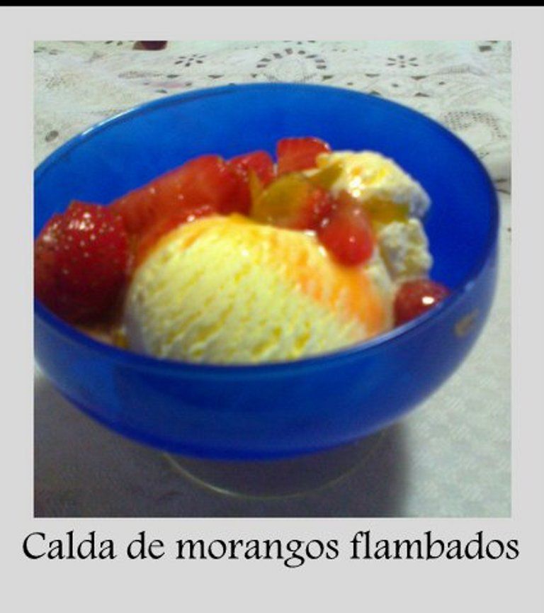 Calda de morangos flambados com sorvete de creme