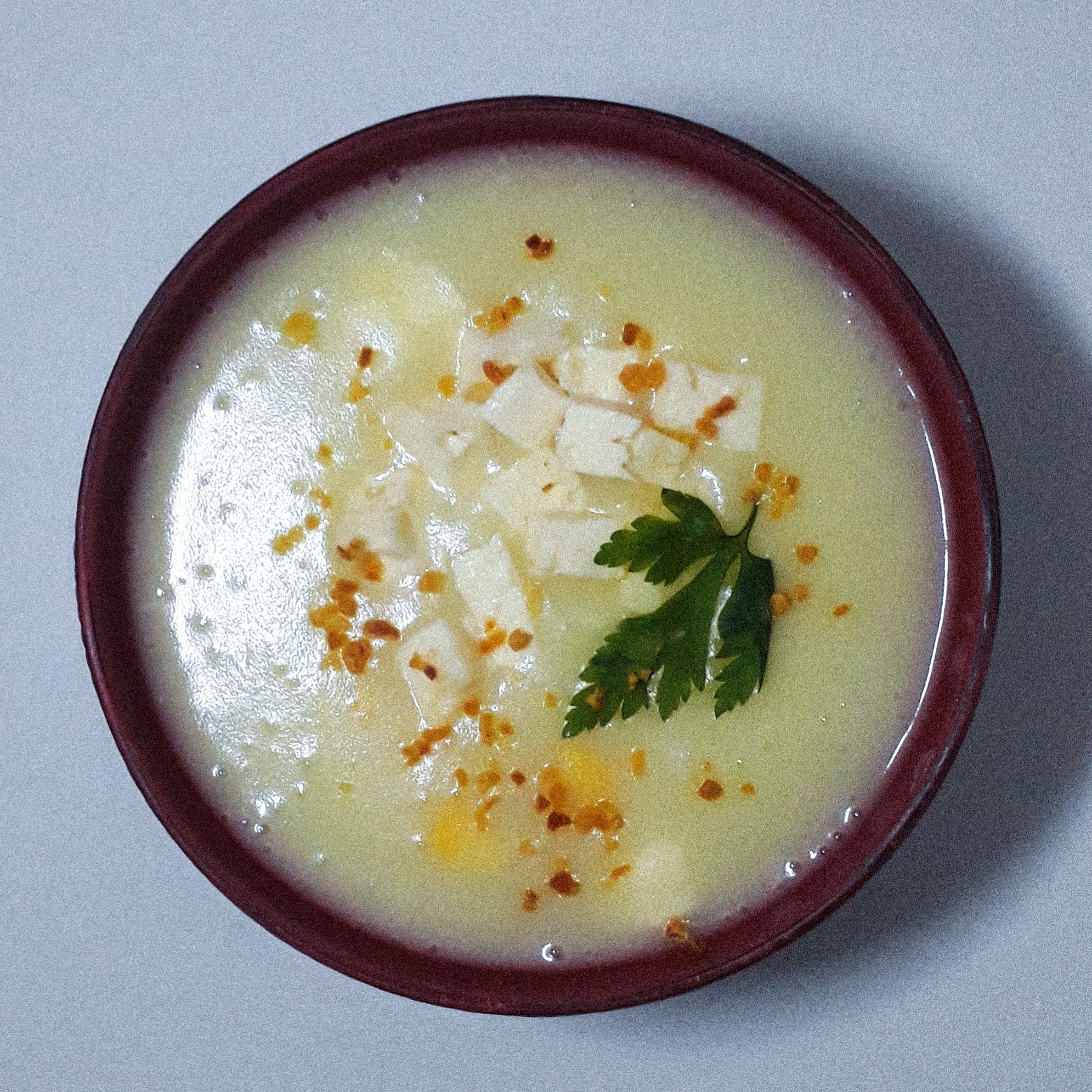 Caldo cremoso de batata, milho e queijo