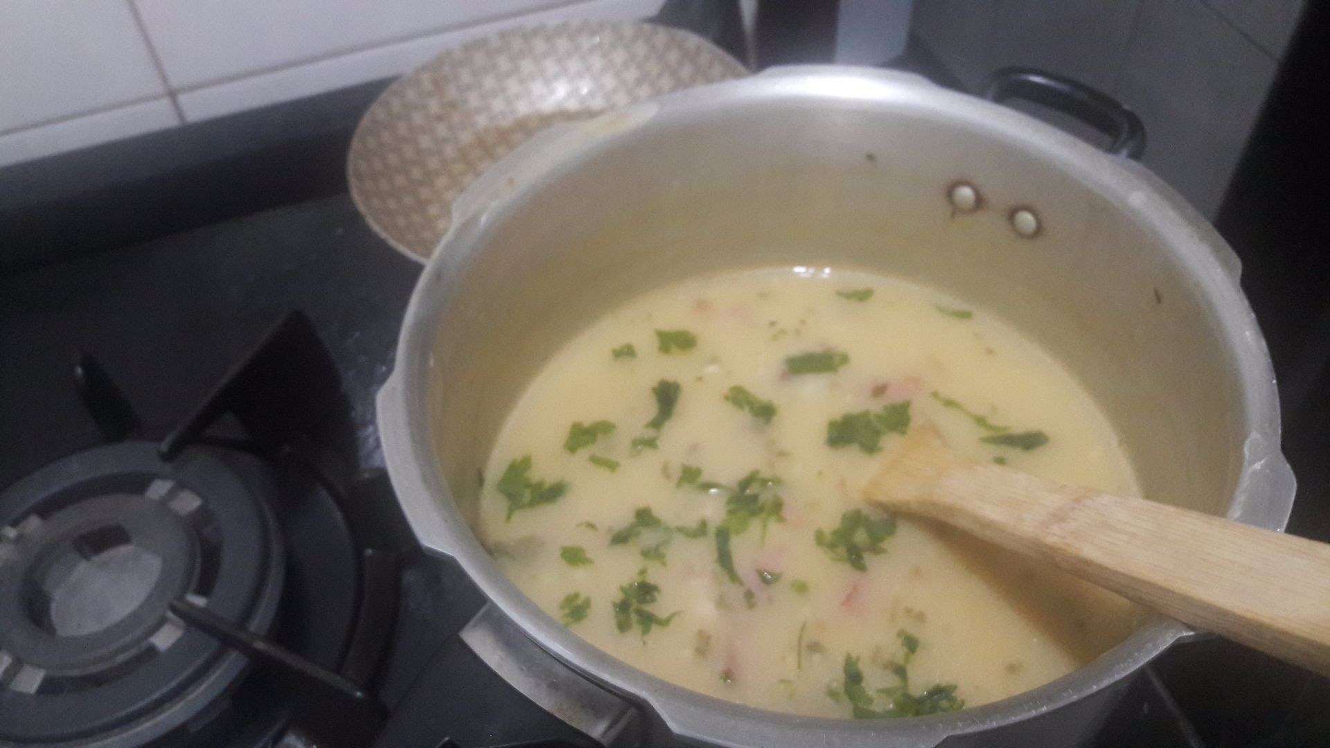 Caldo de batata com queijos