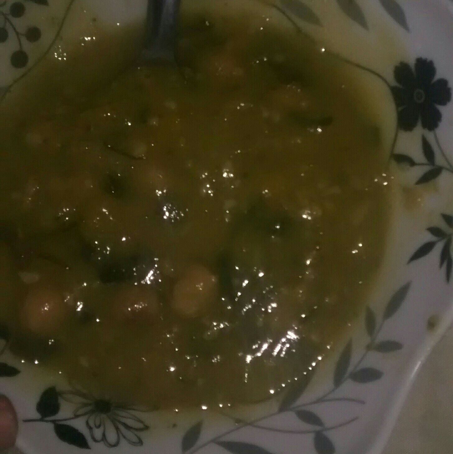 Caldo de grão-de-bico com batata baroa e couve mineira