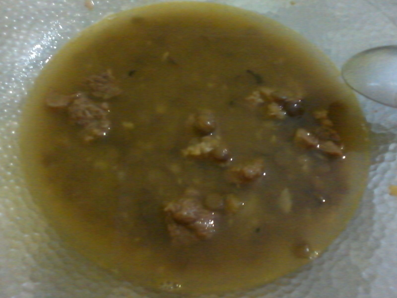 Caldo de lentilha com carne e limão