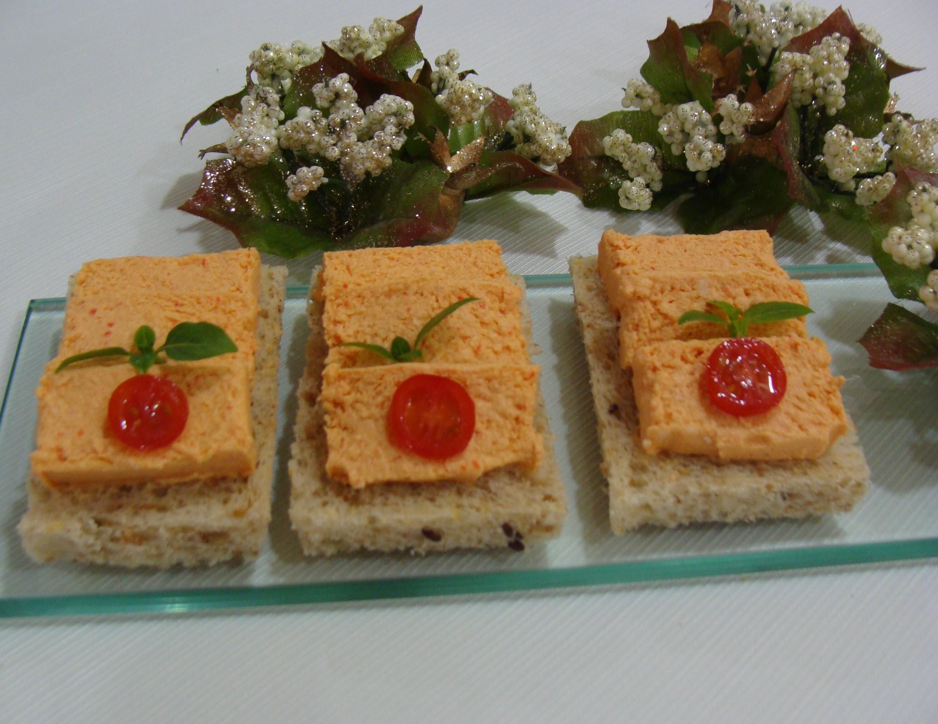 Canapés com mousse de salmão com pimentão da Abima