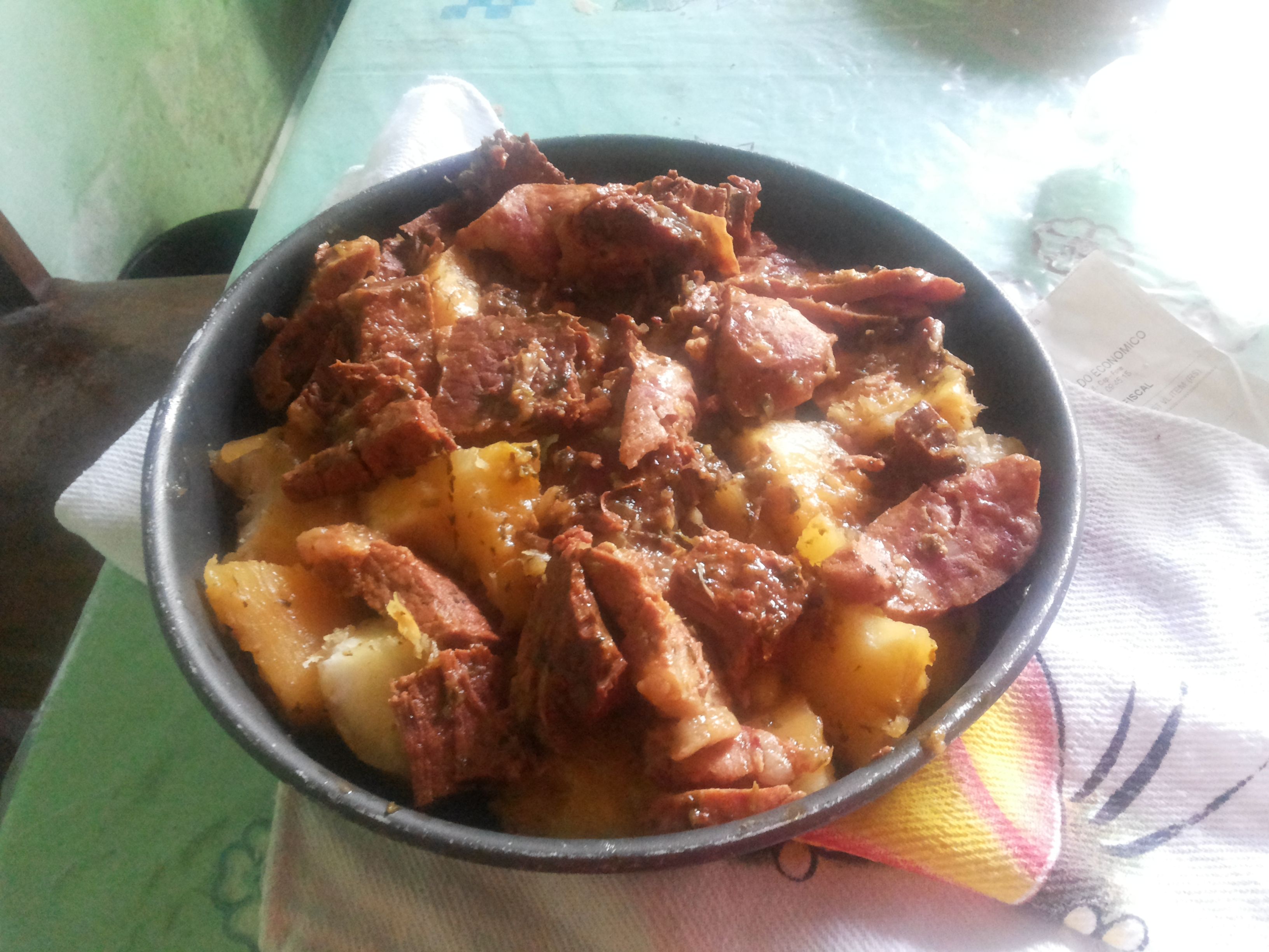 Carne assada com calabresa e macaxeira