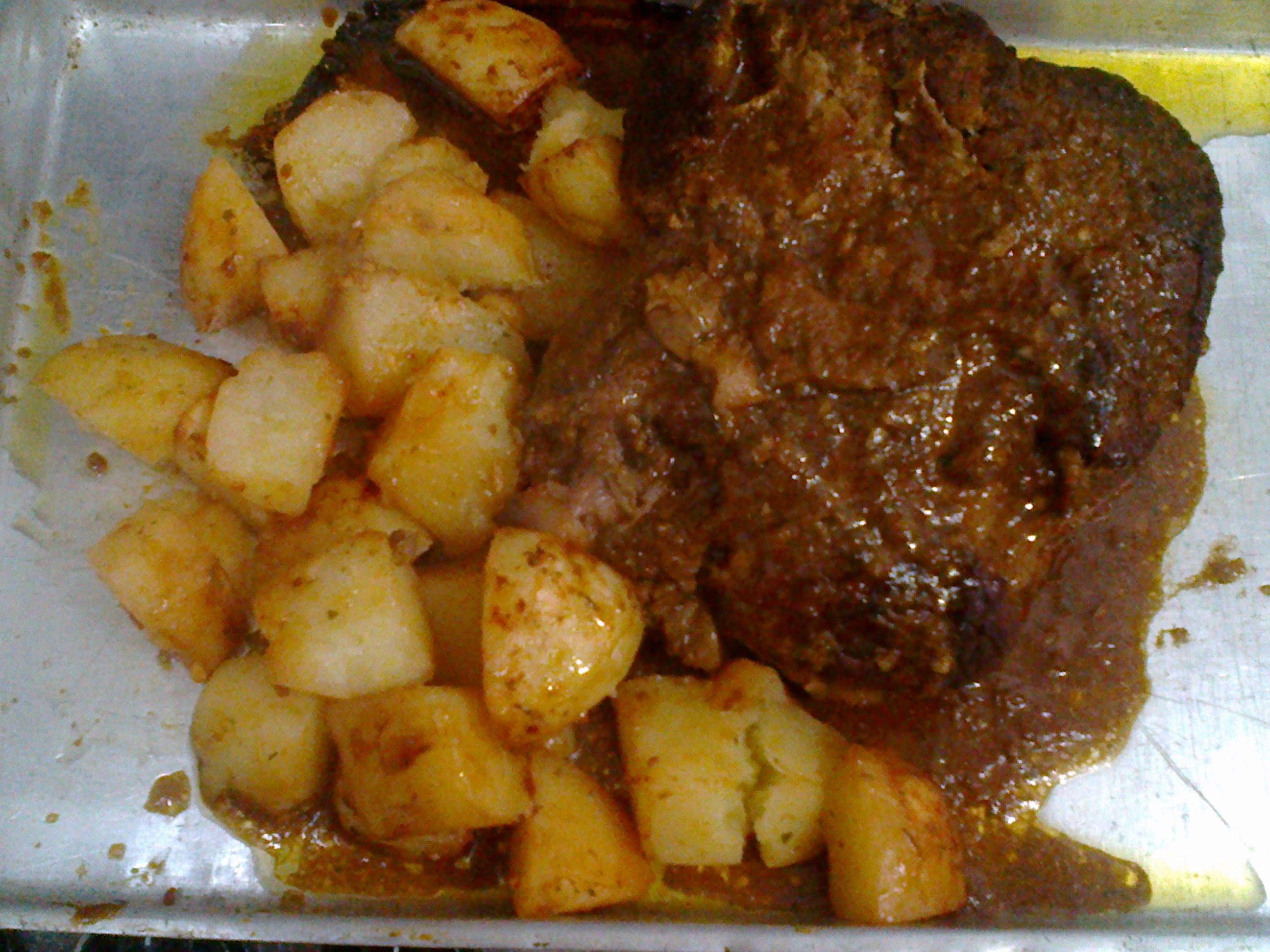 Carne assada no saquinho com batatas