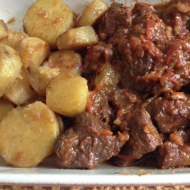 Carne de panela com batata doce caramelizada