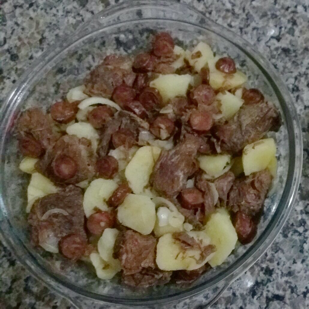 Carne de panela com batatas