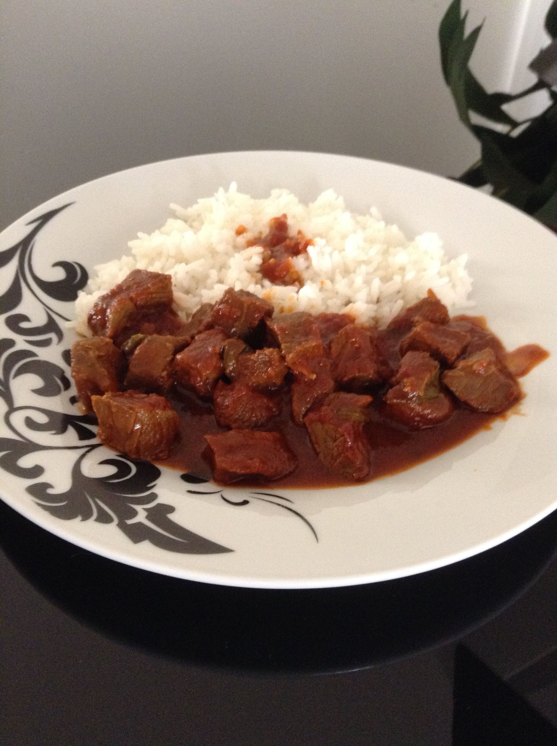 Carne macia ao molho de tomates e cerveja