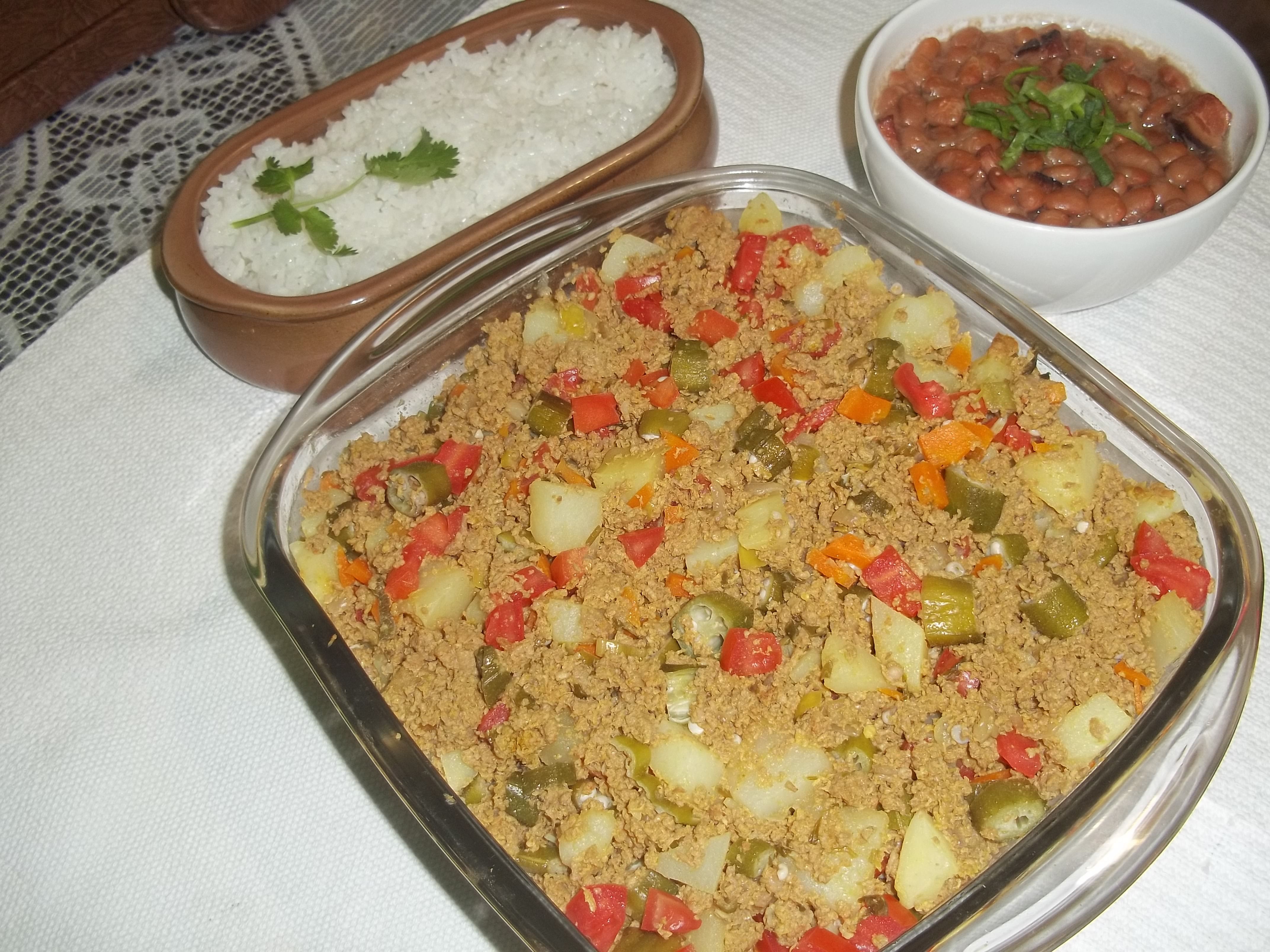 Carne moída com quiabo e legumes