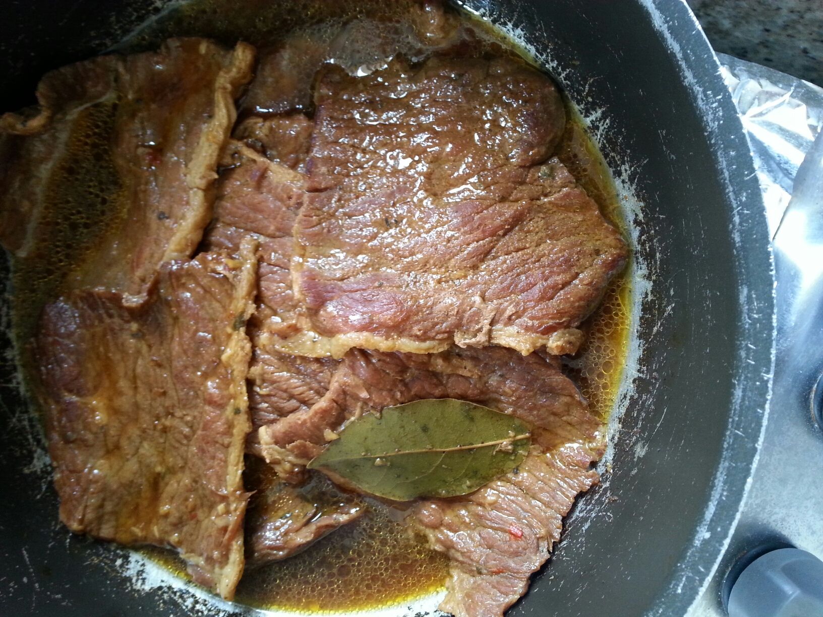 Carne na panela de pressão com molho escuro