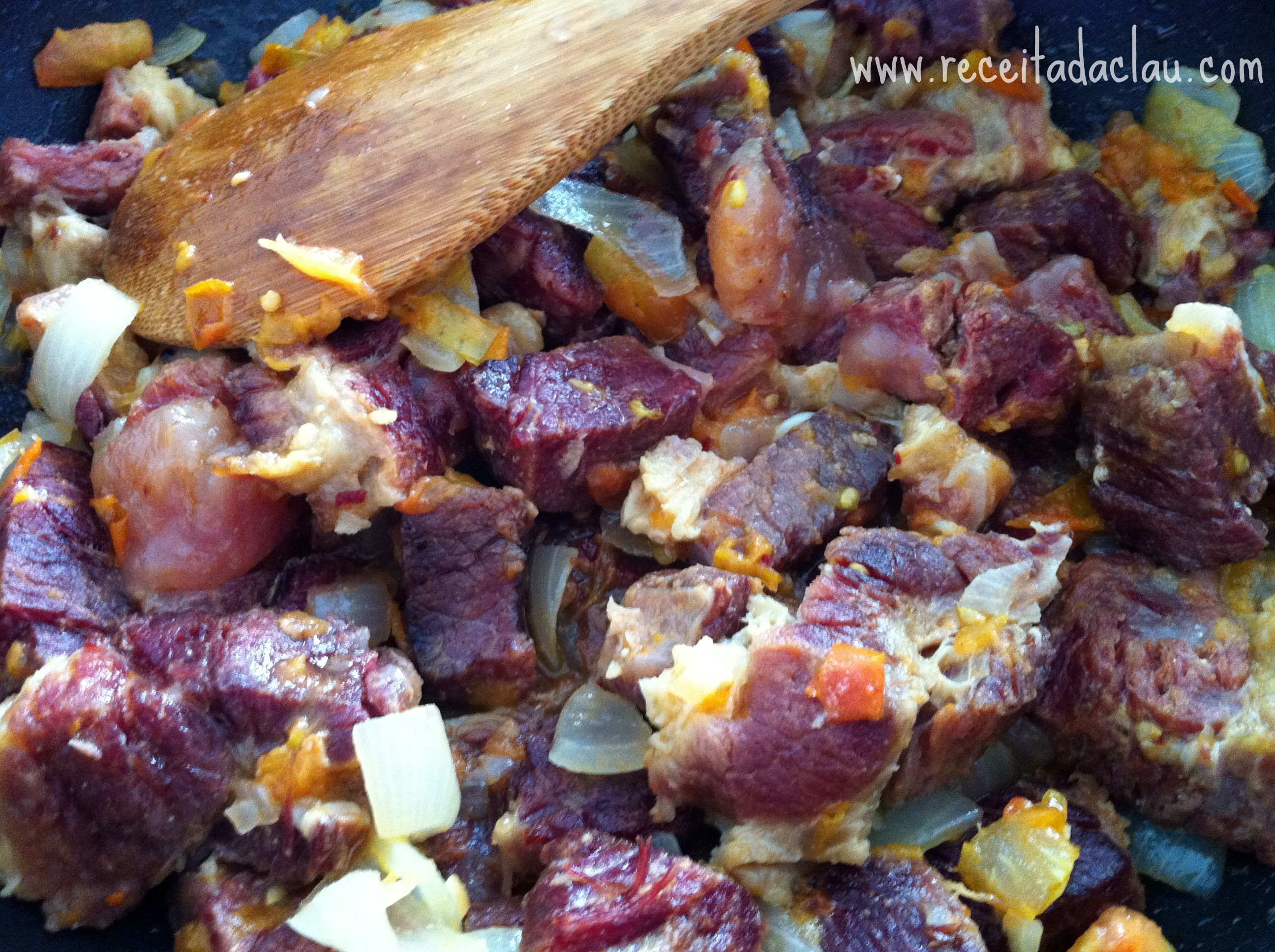 Carne seca acebolada com tomate