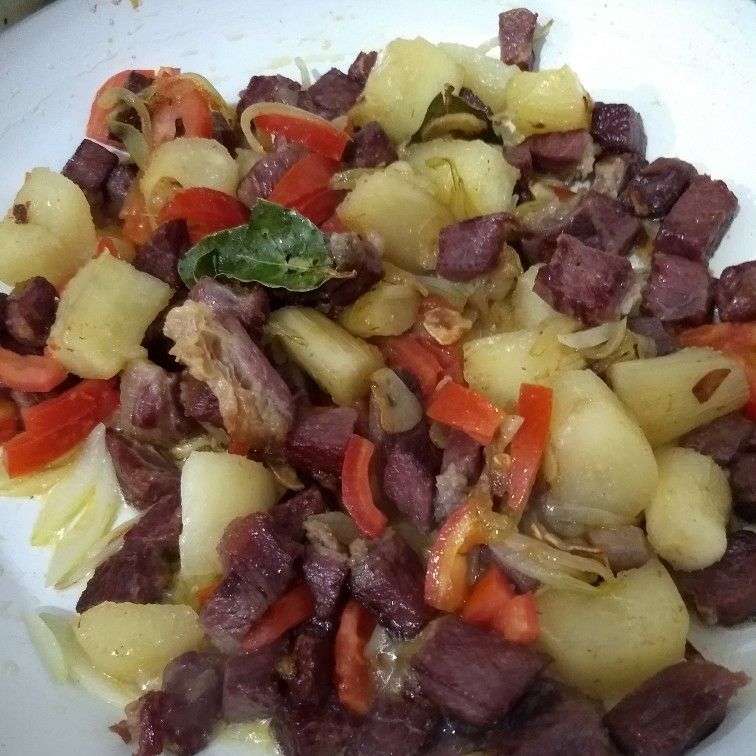 Carne seca acebolada