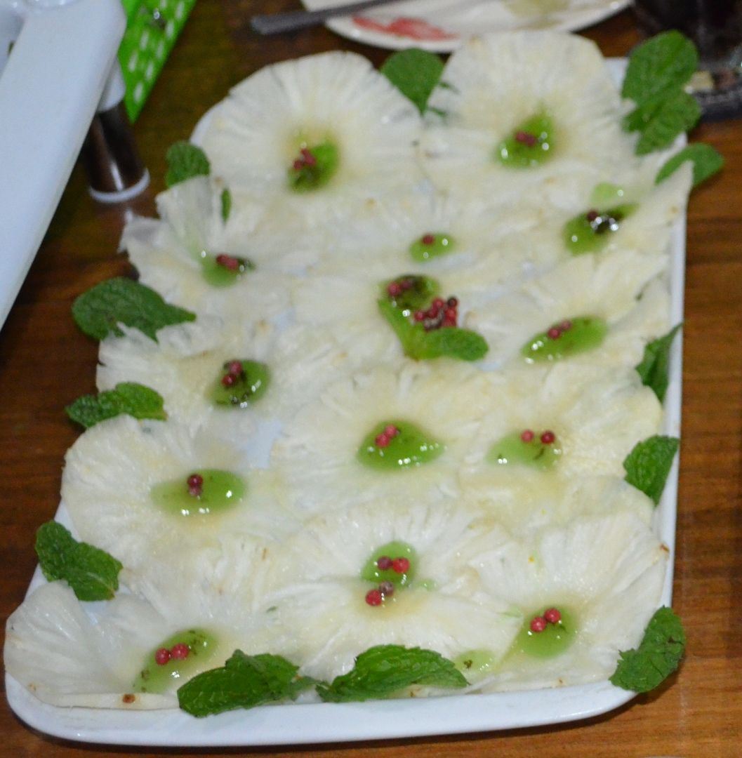 Carpaccio de abacaxi com geleia de hortelã