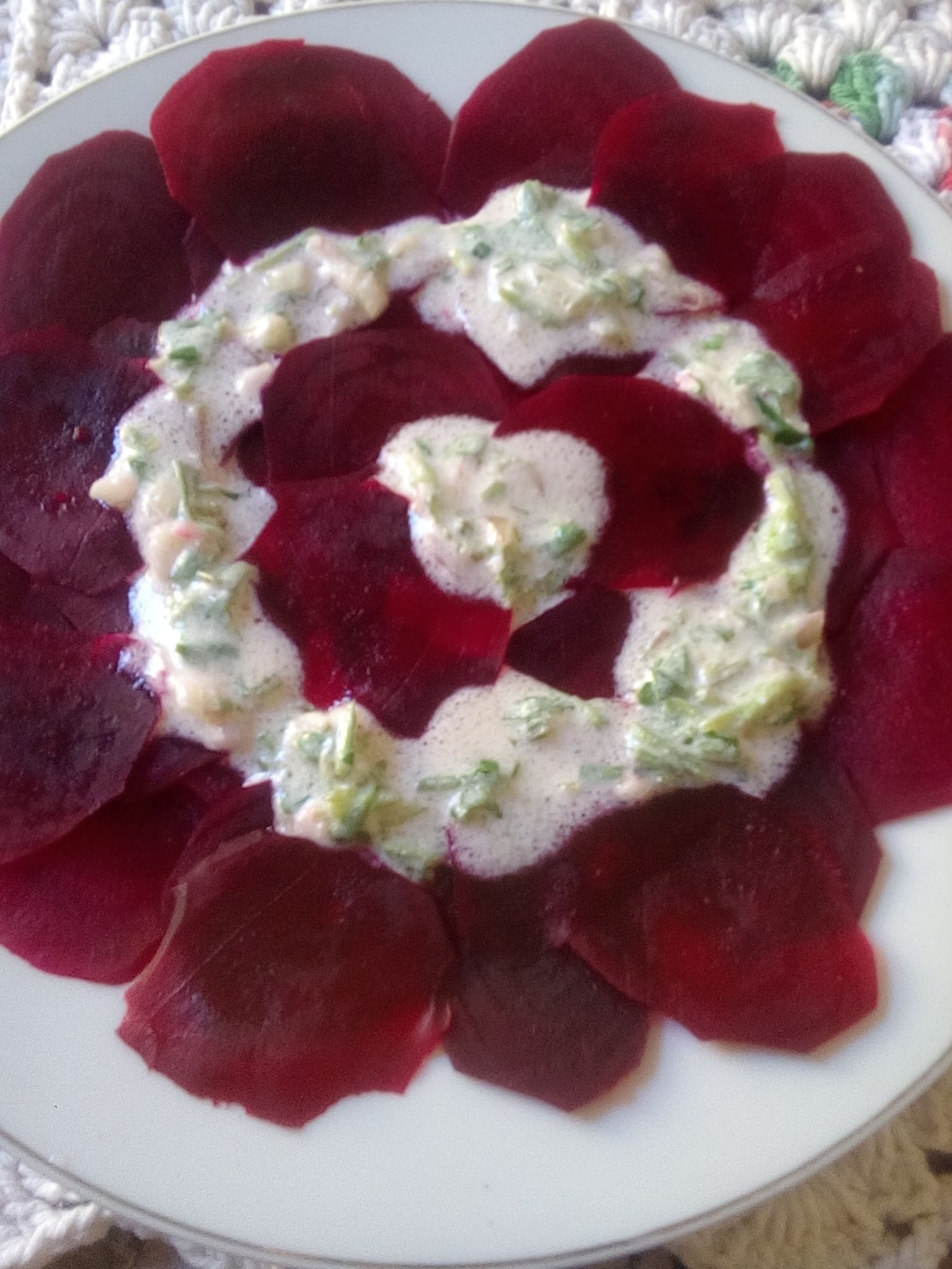 Carpaccio de beterraba ao molho de iogurte