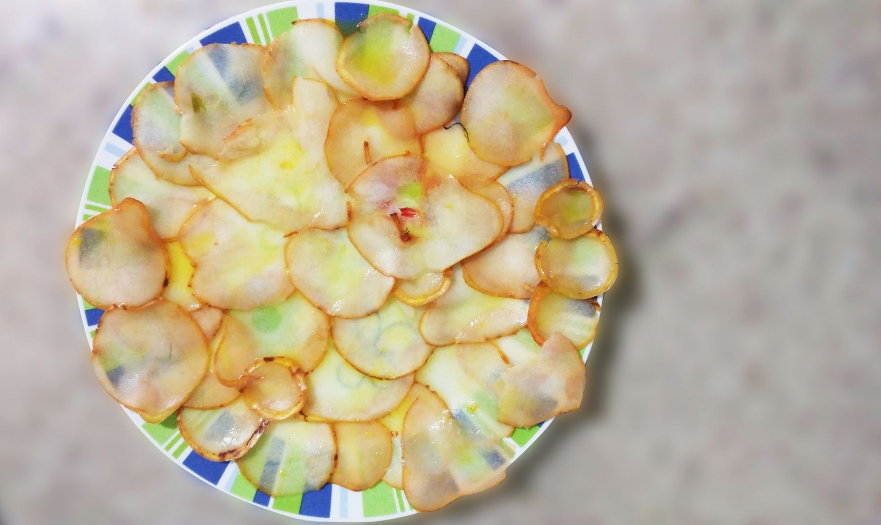 Carpaccio de pera com mostarda, vinho e nozes