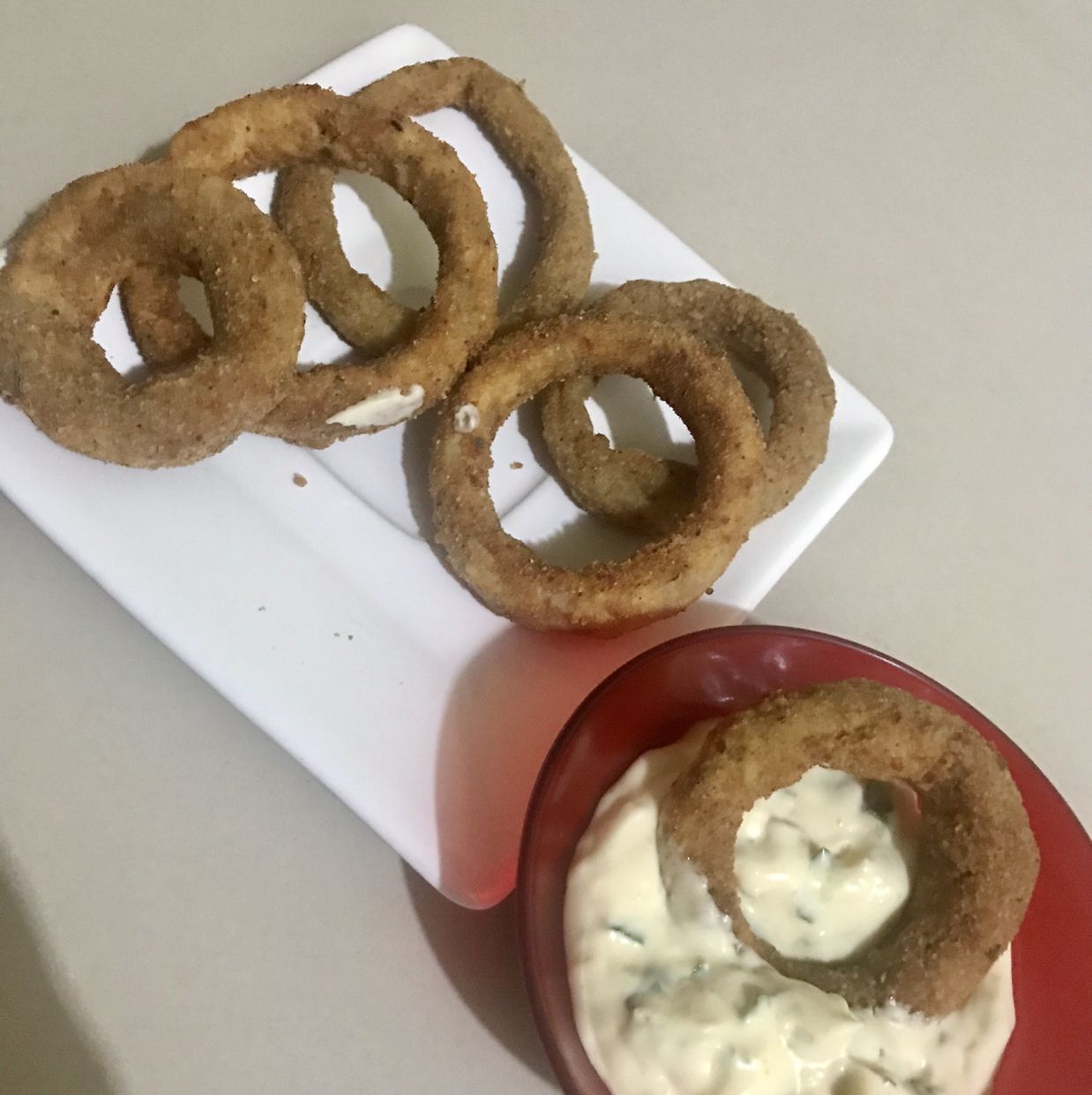 Cebolas empanadas (onion rings) e molho barbecue