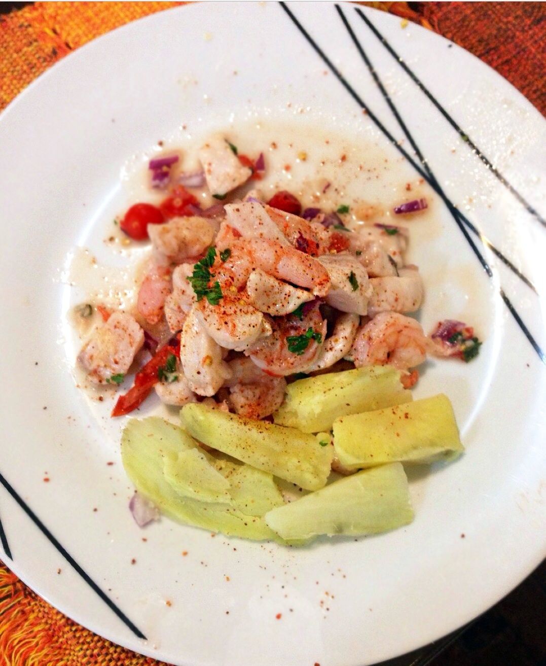 Ceviche andino de peixe branco e camarões