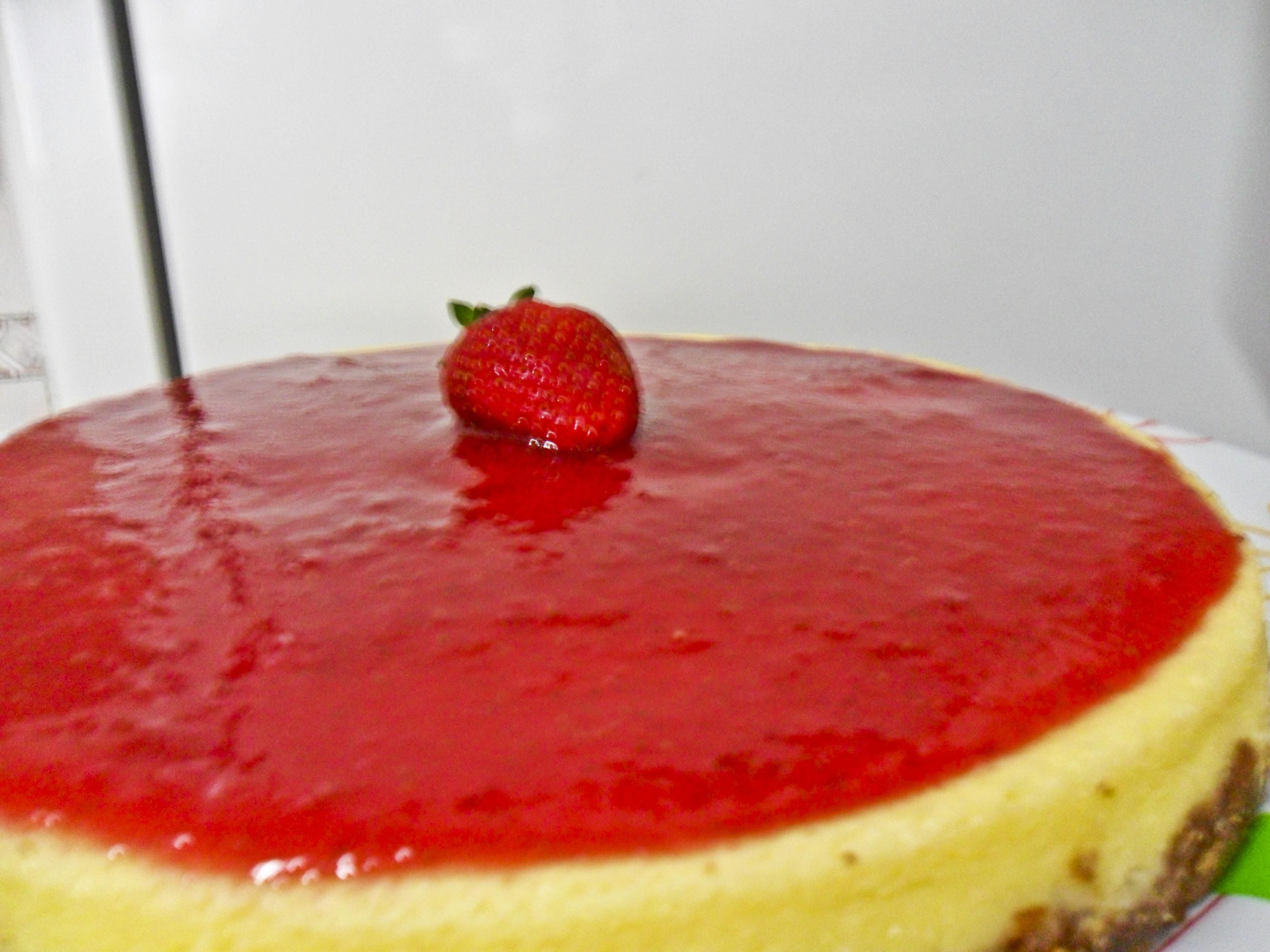 Cheesecake americano com calda de morango