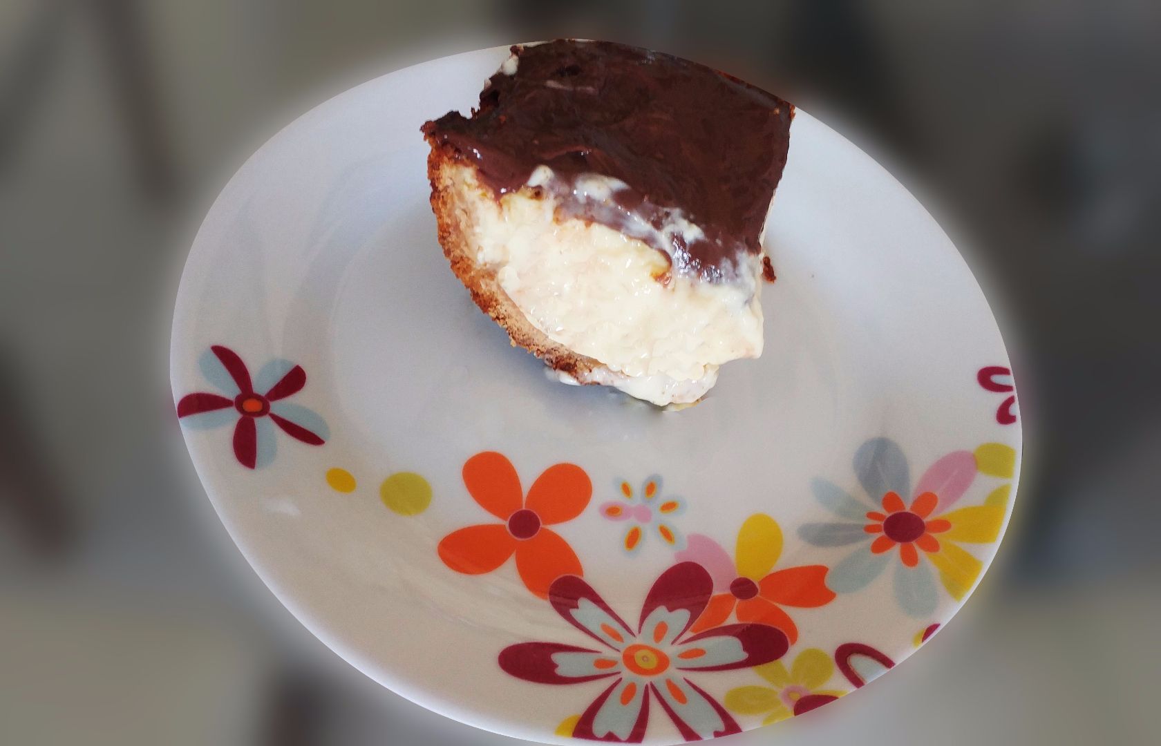 Cheesecake de maracujá com calda de chocolate