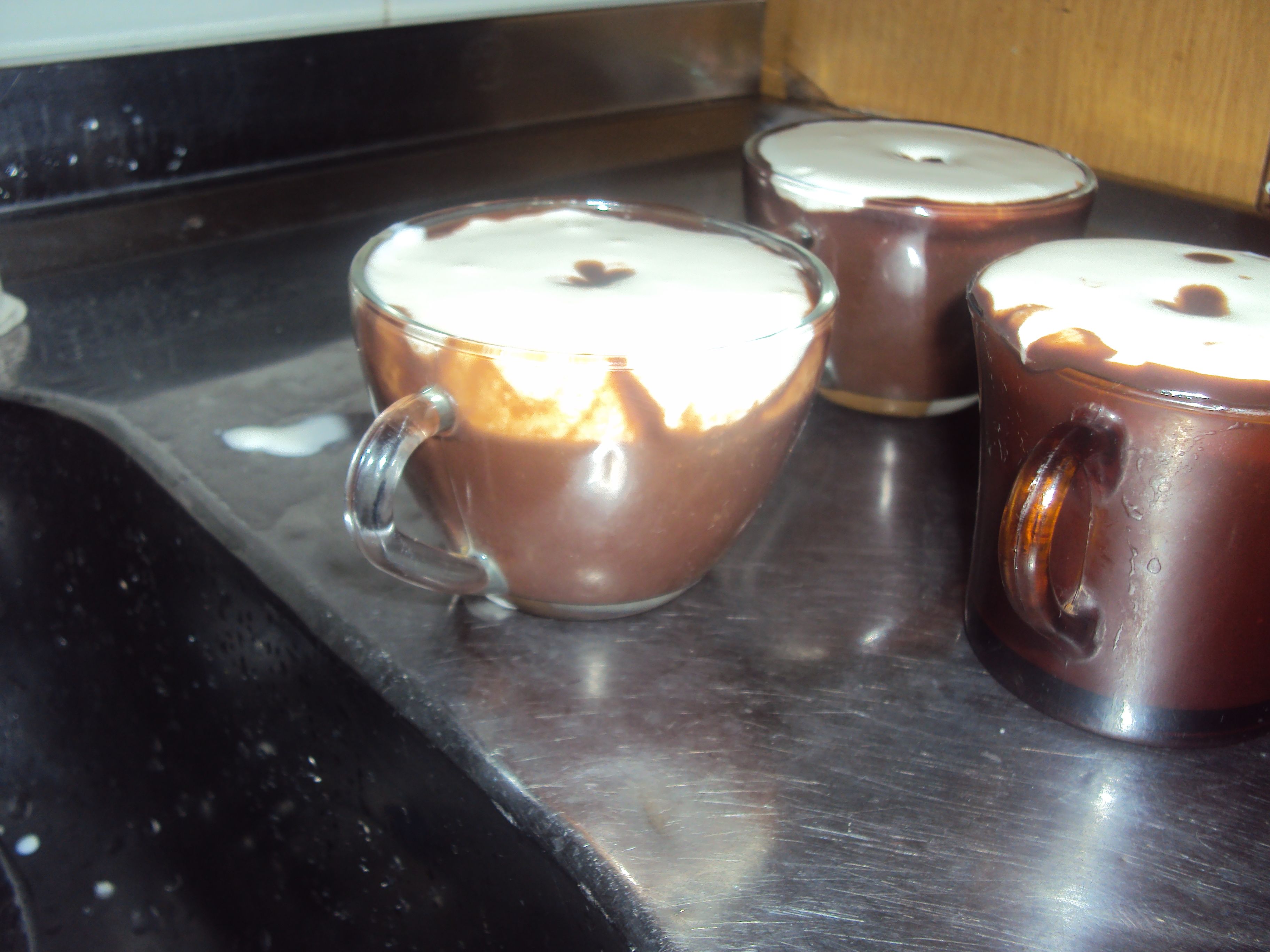 Chocolate quente simples com chantilly caseiro