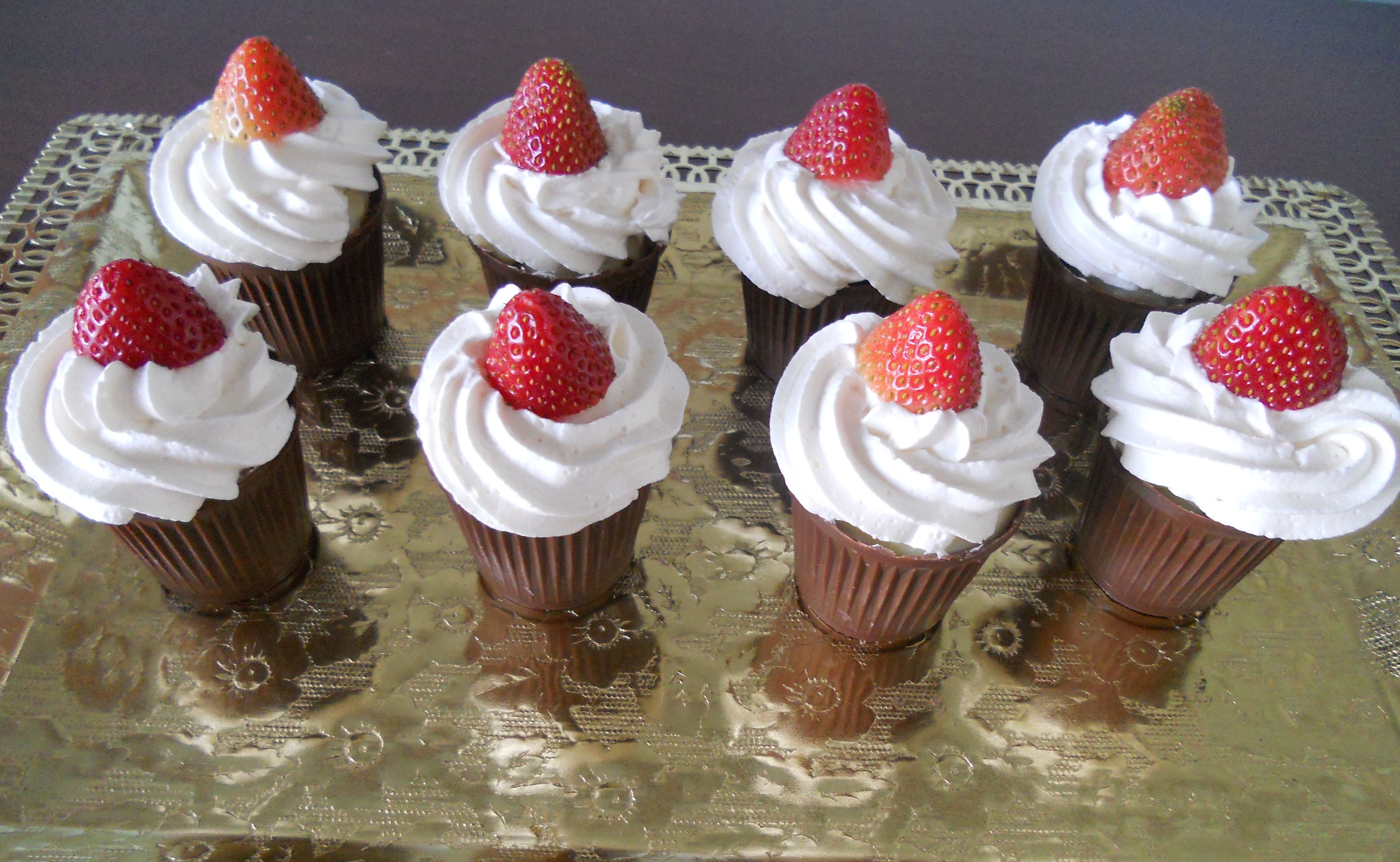 Copinhos de chocolate ao leite com creme de morangos e chantilly