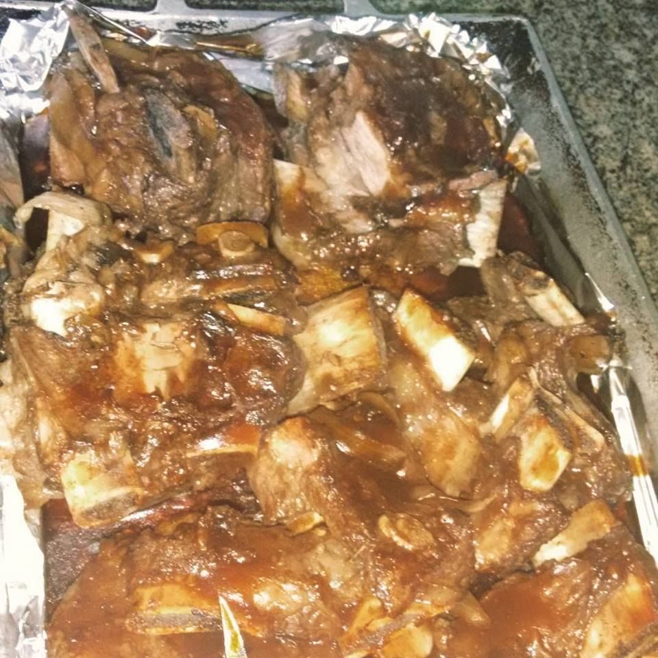 Costela de boi assada com molho barbecue