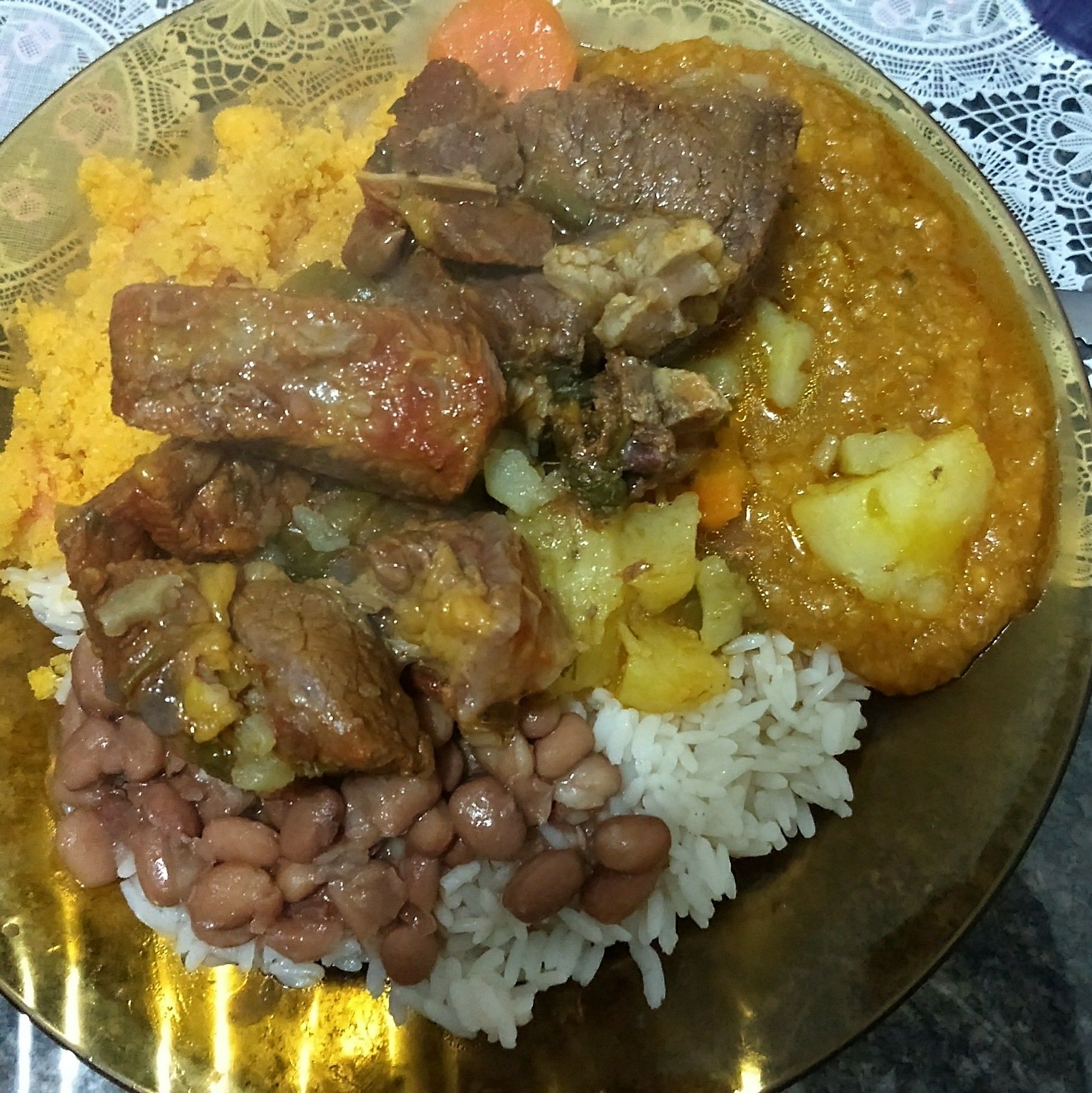 Costelinha de gado com pirão