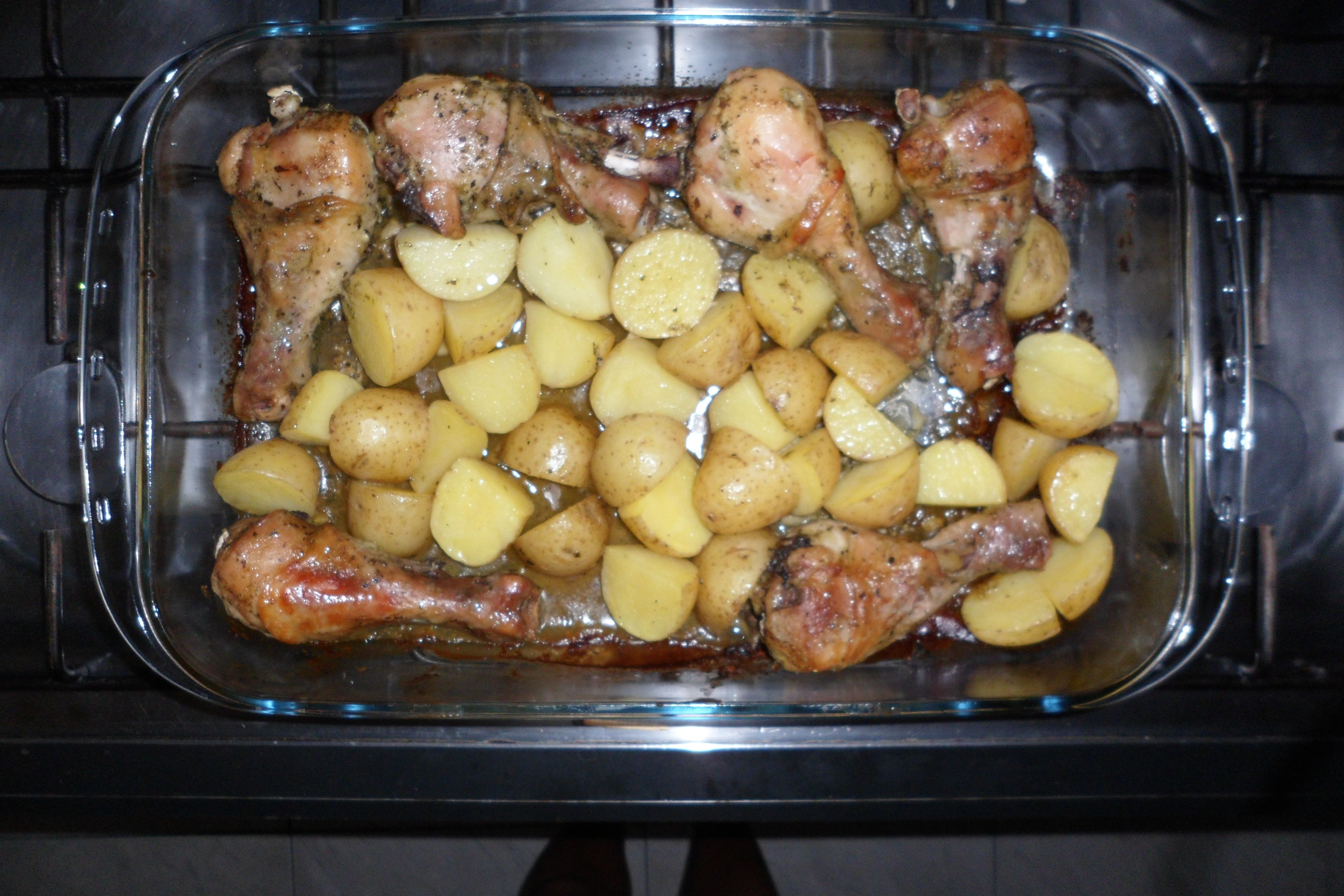 Coxa de frango assada com batatas