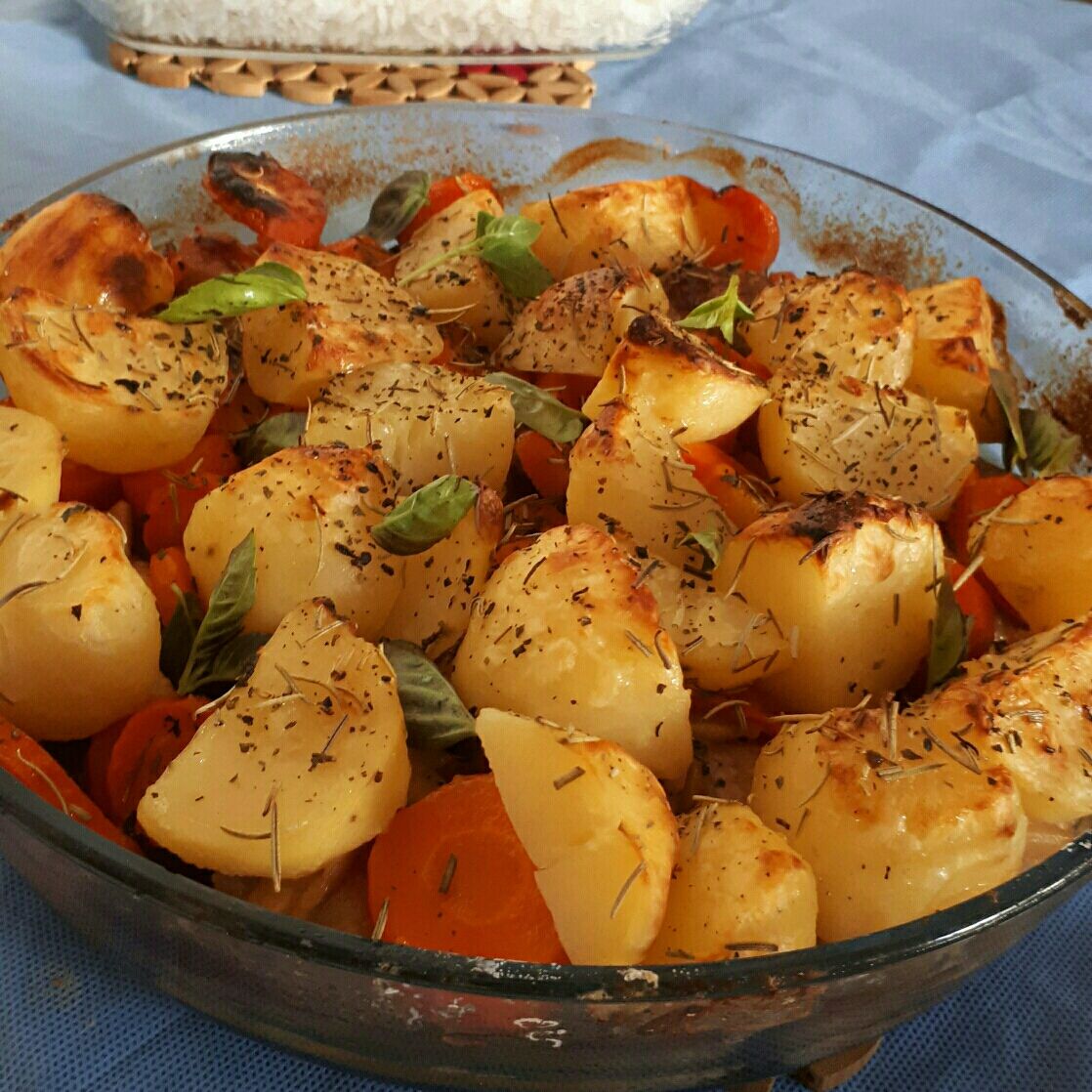 Coxas de asas com batatas e cenouras