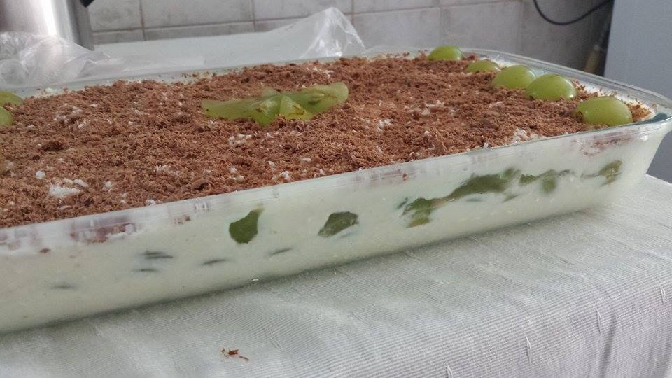 Creme belga com uvas verdes e coco