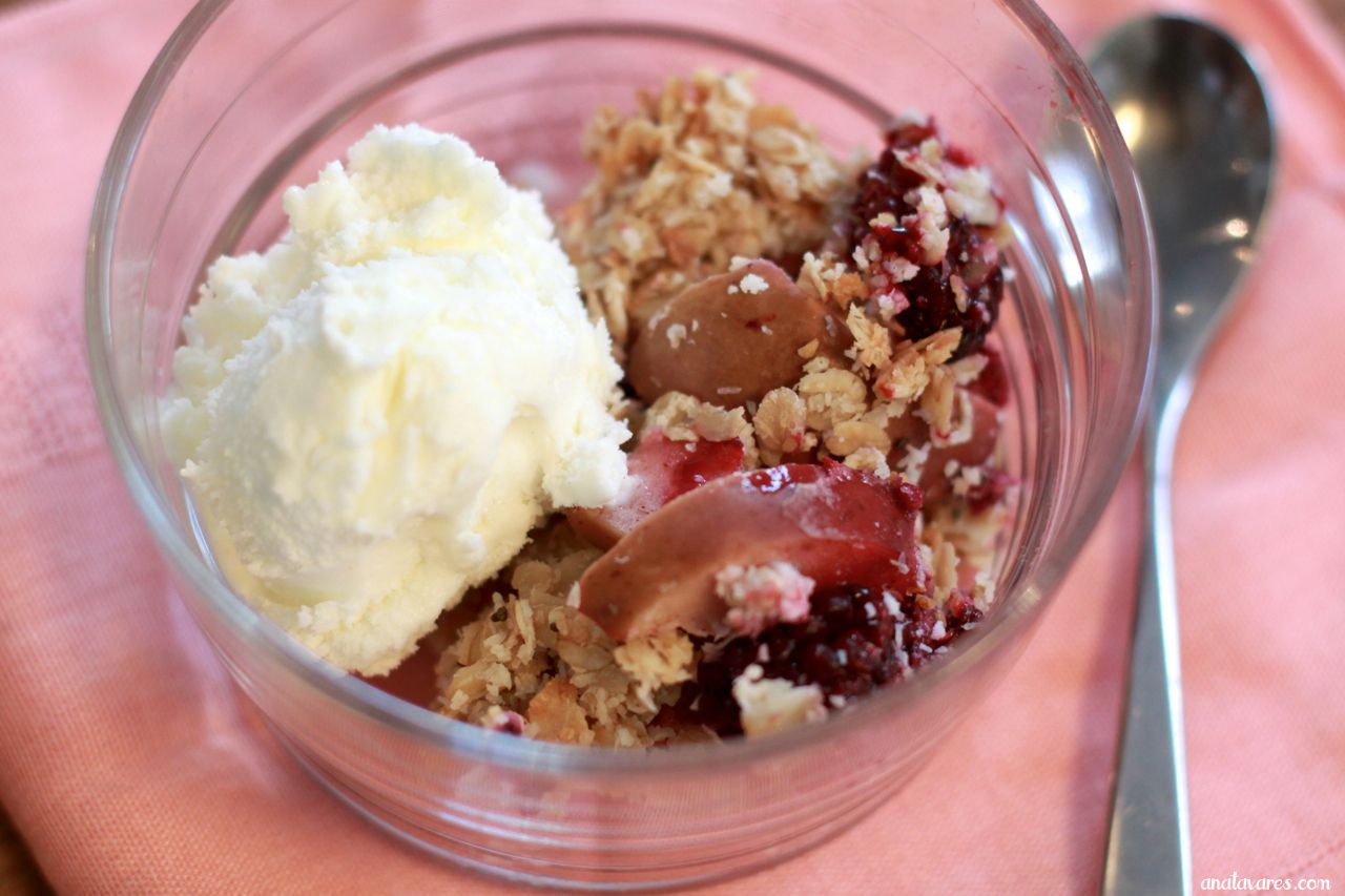 Crumble de maçã, amora e coco