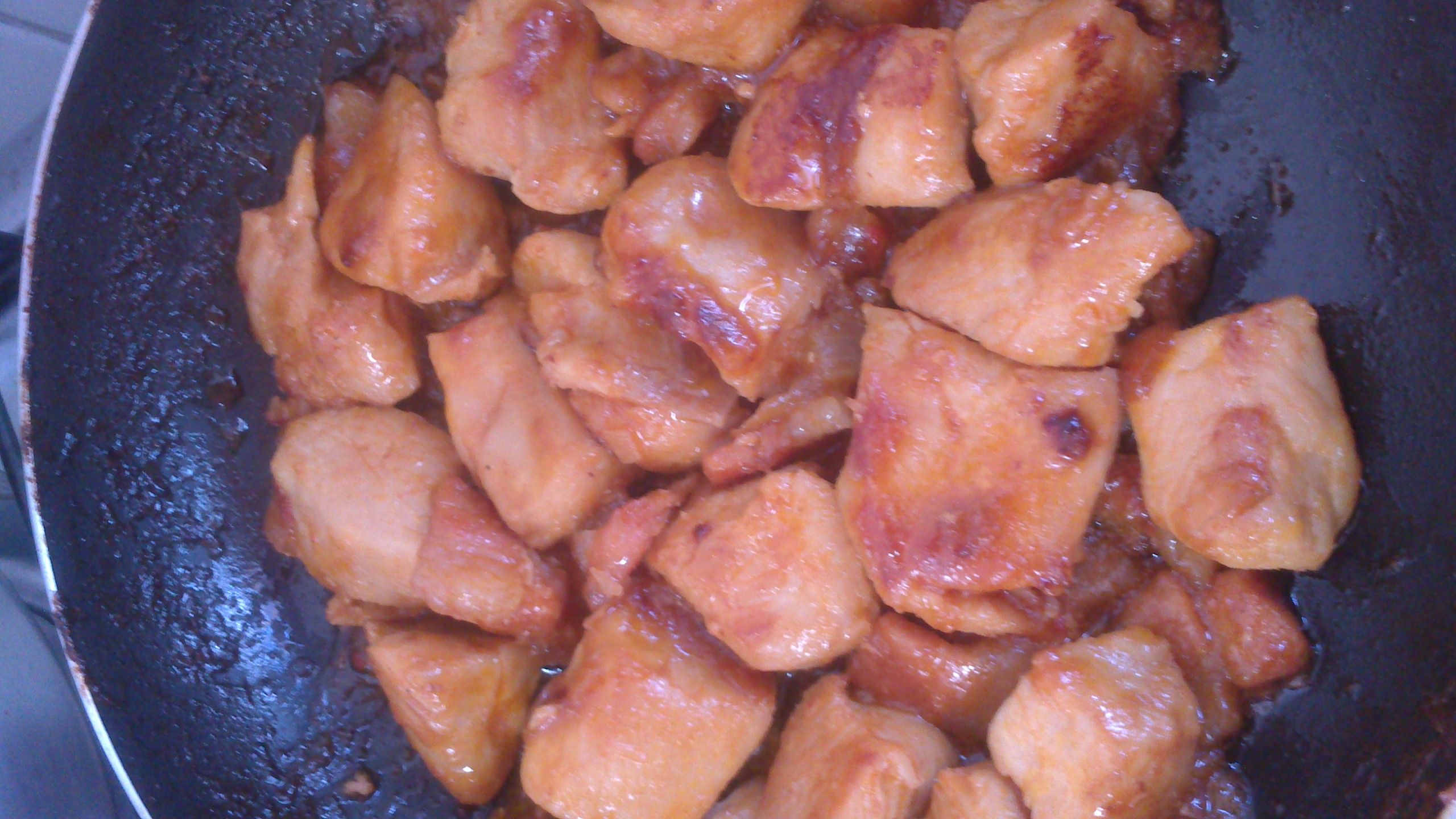 Cubos de peito de frango com cebola caramelizada e bacon