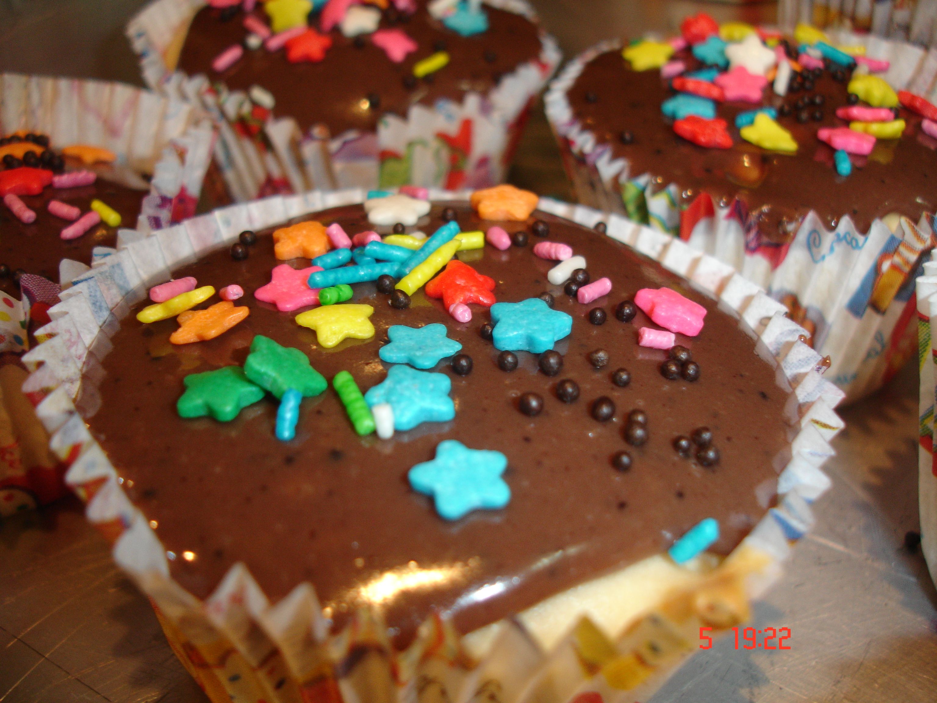 Cupcake de baunilha com gotas de chocolate