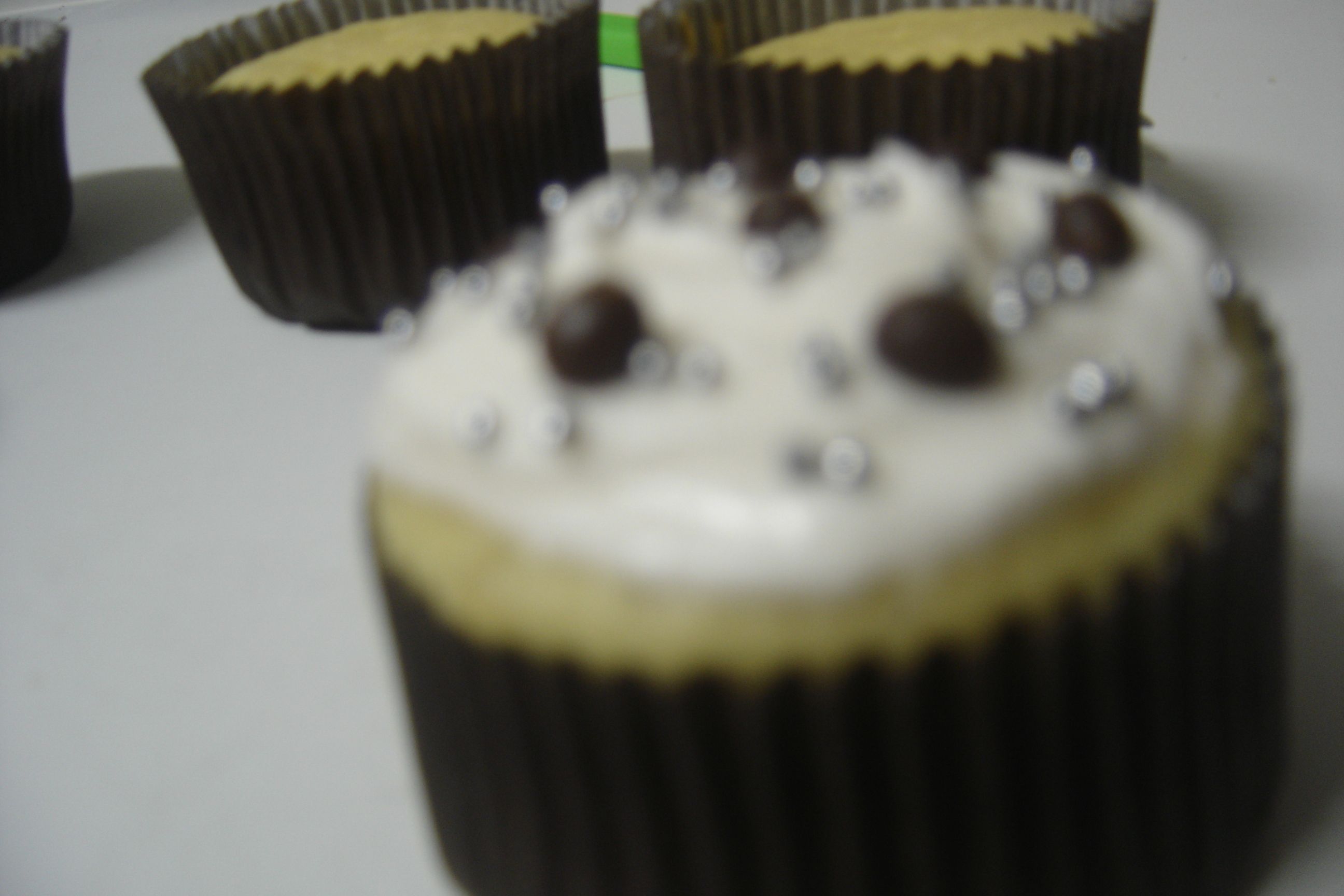 Cupcake de baunilha com recheio de brigadeiro e cobertura de chantilly