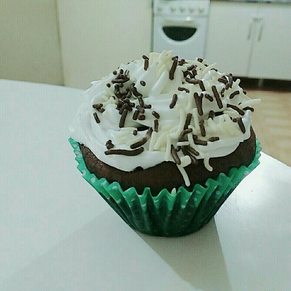 Cupcake de chocolate com beijinho