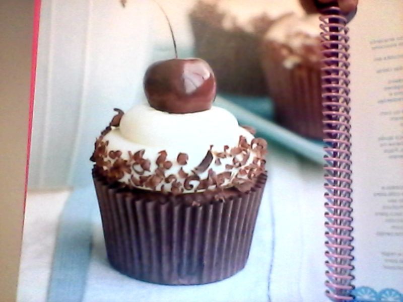 Cupcake de chocolate com chantilly e cereja