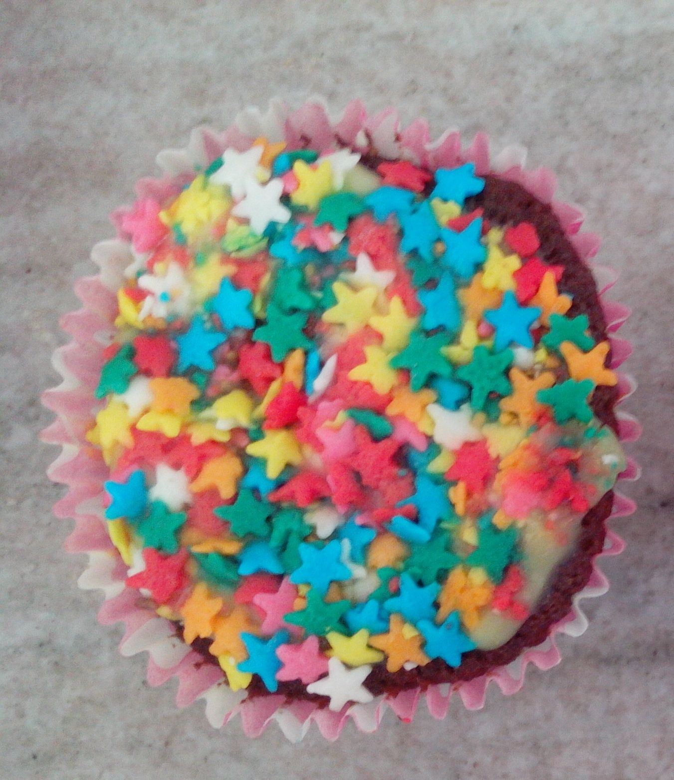 Cupcake estrelado – chocolate e brigadeiro branco