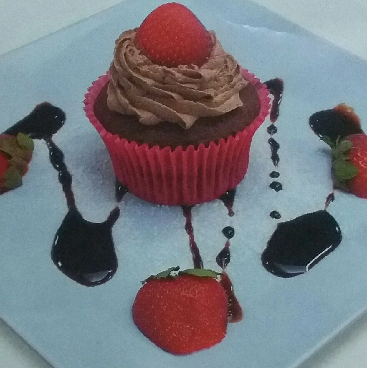 Cupcakes de chocolate com morango