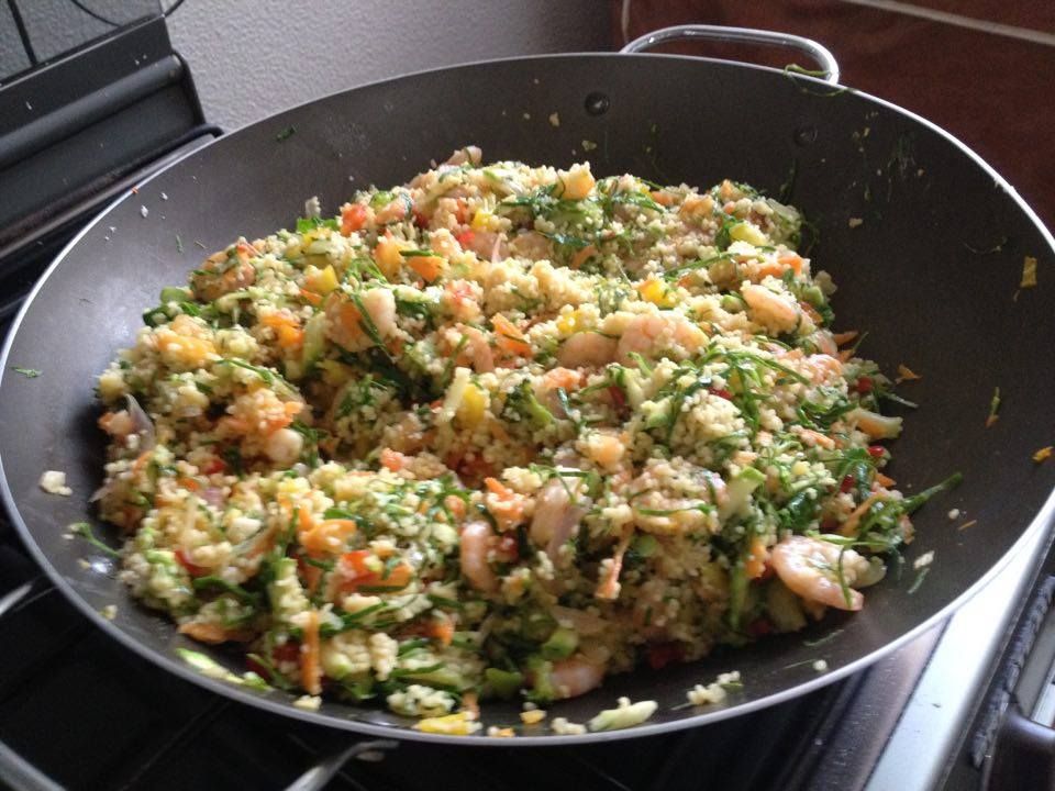 Cuscuz marroquino com camarão e legumes