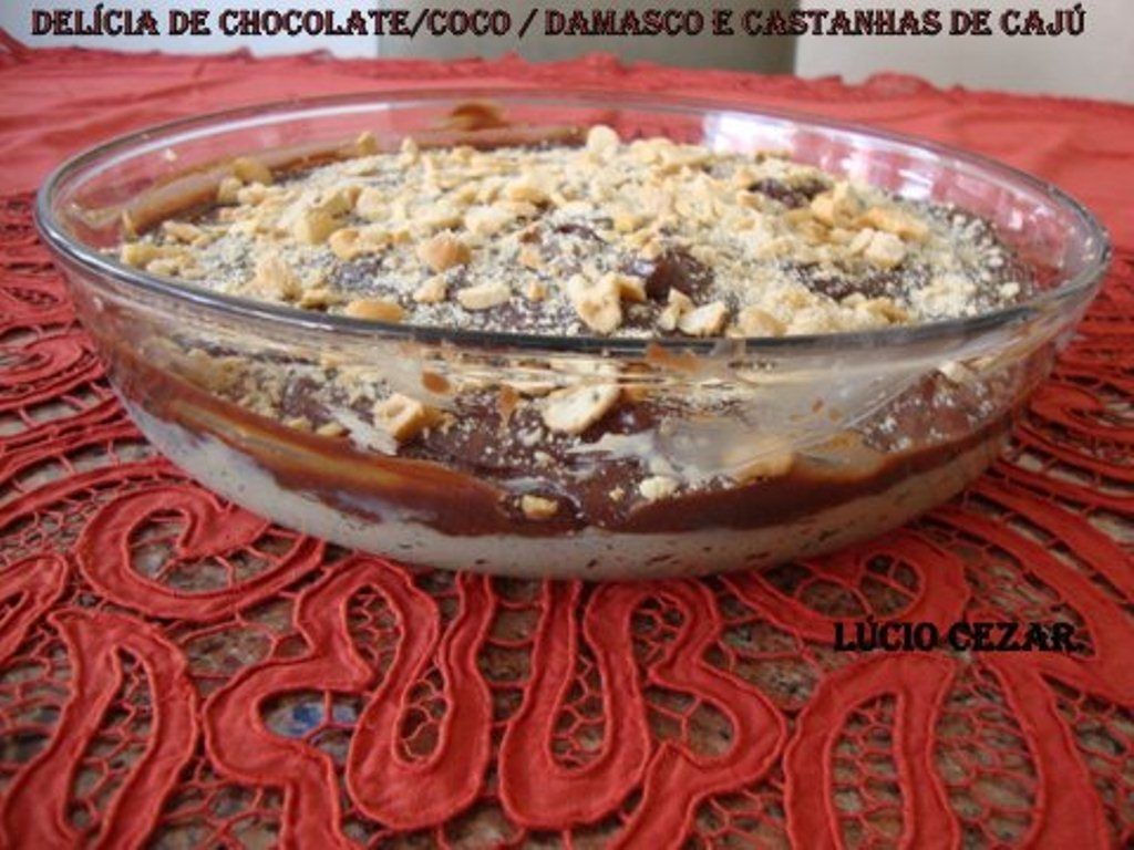 Delícia de chocolate, coco, damasco e castanhas-de-cajú