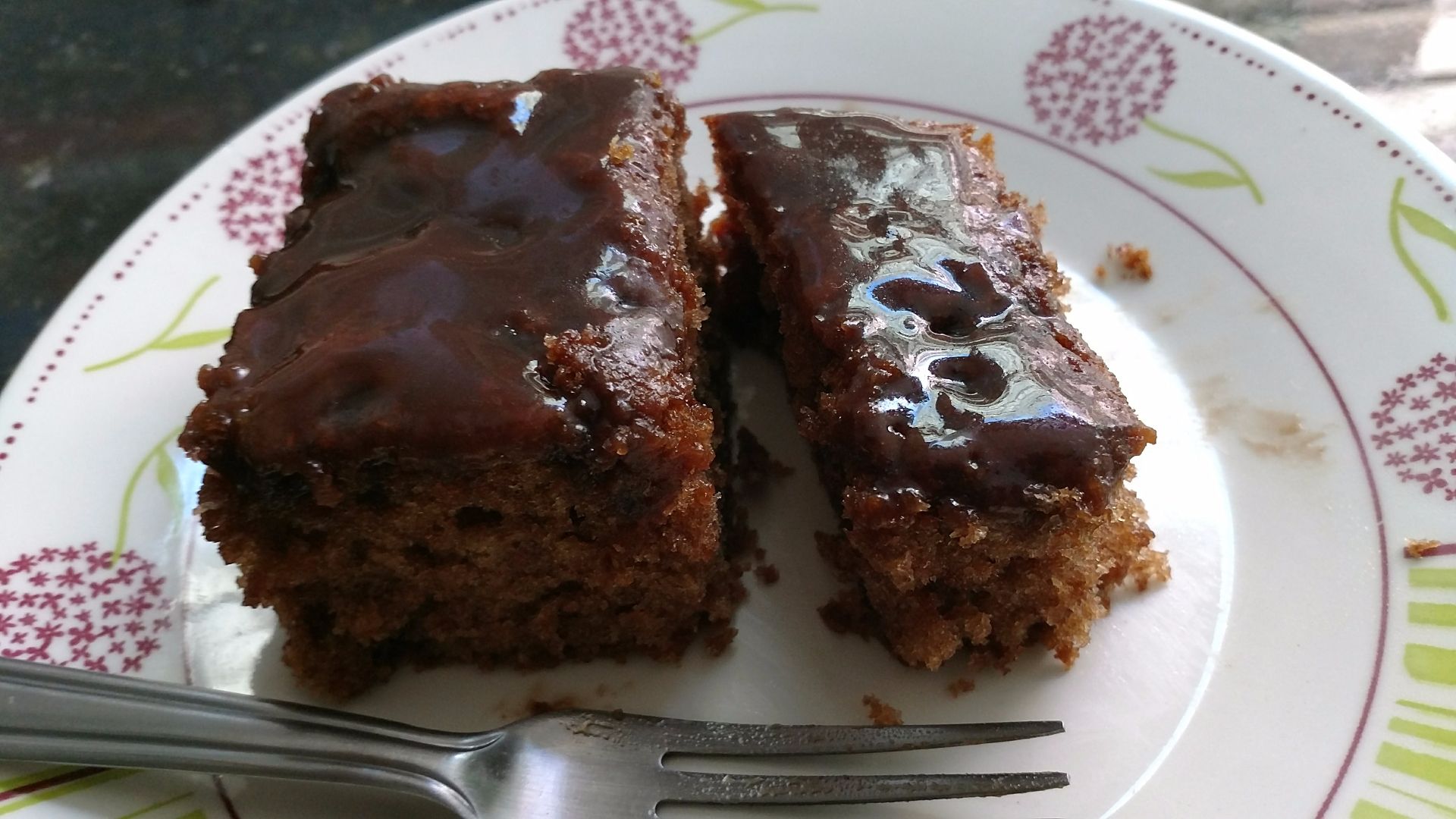 Delicioso bolo de chocolate com cobertura