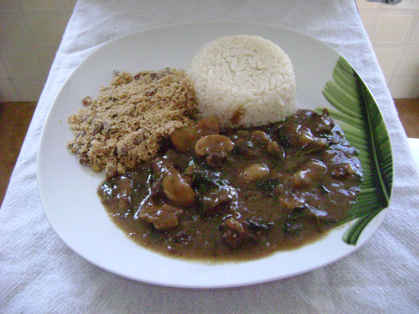 Ensopado de carne com batata e agrião