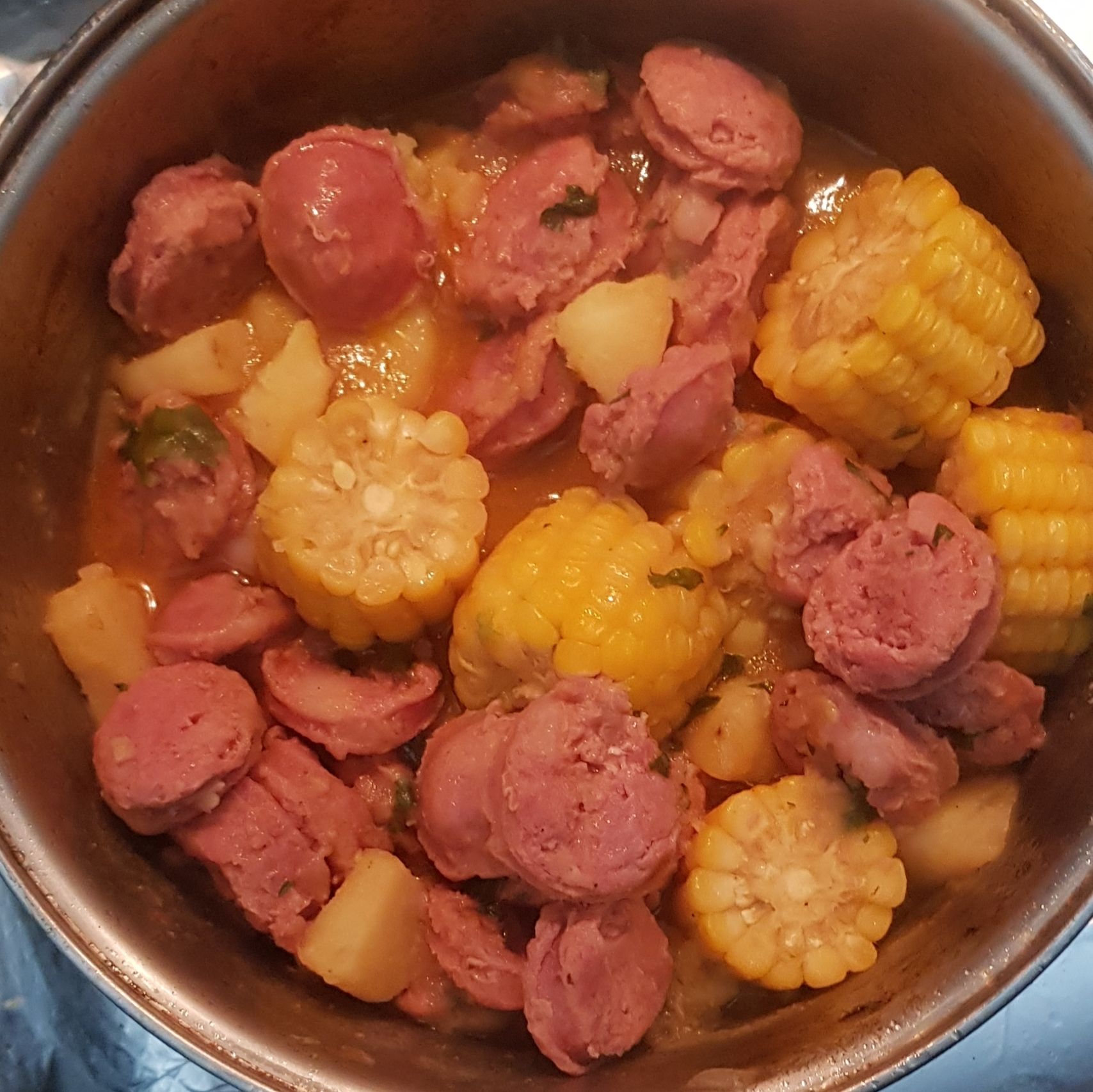 Ensopado de linguiça de churrasco com batata-doce e milho